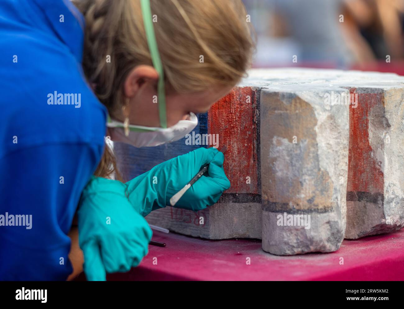 Un artiste français de conservation travaille au nettoyage de la pierre peinte endommagée par le feu pour la rénovation de la cathédrale notre-Dame de Paris, France. L'ancien cathol Banque D'Images