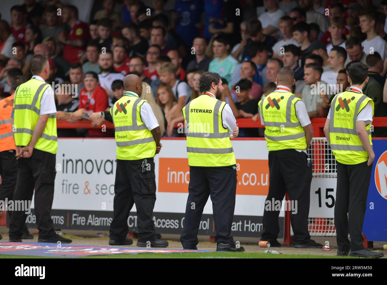 Stewards pendant le Sky Bet EFL League Two match entre Crawley Town et Tranmere Rovers au Broadfield Stadium , Crawley , Royaume-Uni - 16 septembre 2023 photo Simon Dack / Telephoto Images usage éditorial uniquement. Pas de merchandising. Pour les images de football des restrictions FA et Premier League s'appliquent inc. Aucune utilisation Internet/mobile sans licence FAPL - pour plus de détails contacter football Dataco Banque D'Images