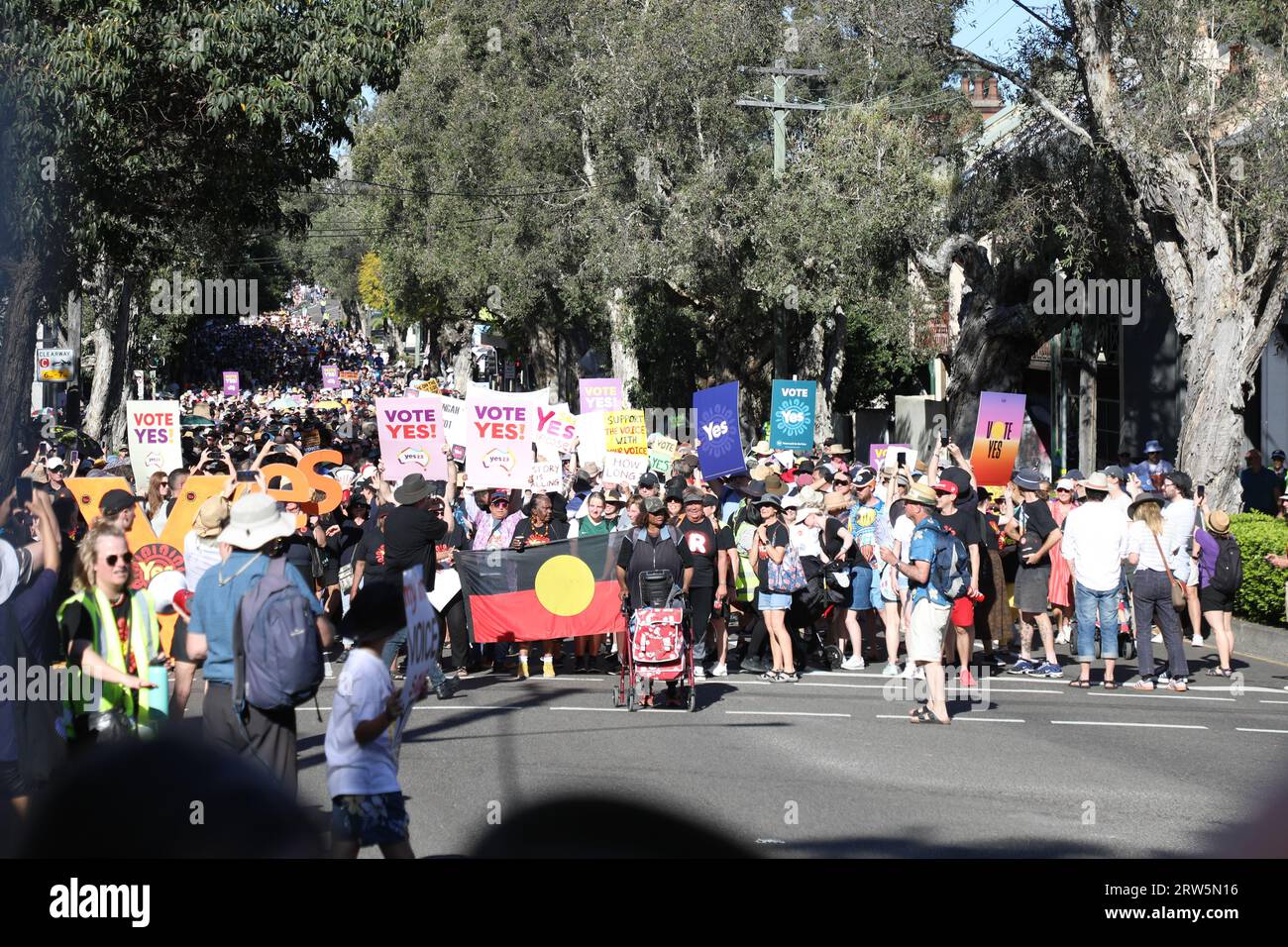 Sydney, Australie. 17 septembre 2023. Des supporters de Sydney et de toute l’Australie ont participé à la « Marche pour Oui ». Le 14 octobre, la nation se rend aux urnes pour voter lors d'un référendum sur la question de savoir s'il devrait y avoir une voix autochtone au Parlement dans la constitution. Des milliers de partisans de Yes vote à Sydney ont marché de Redfern Park à Victoria Park, Camperdown. Crédit : Richard Milnes/Alamy Live News Banque D'Images