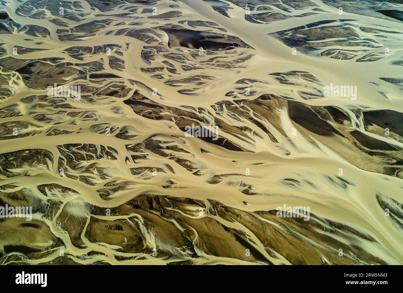 Fond naturel - vue aérienne de la rivière glaciaire tressée en Islande Banque D'Images