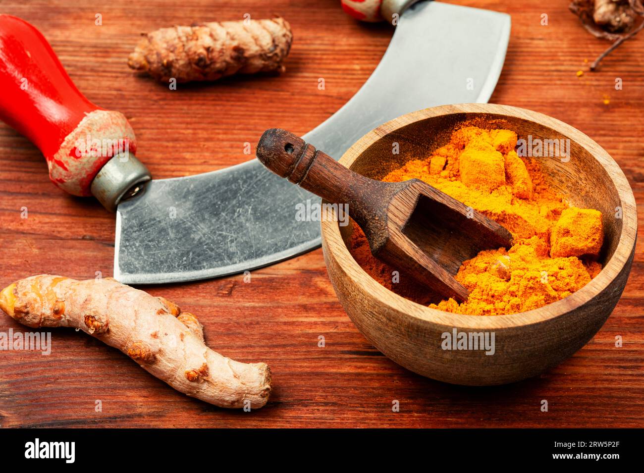 Racine crue de curcuma et poudre de curcuma sur un fond en bois rustique. Banque D'Images