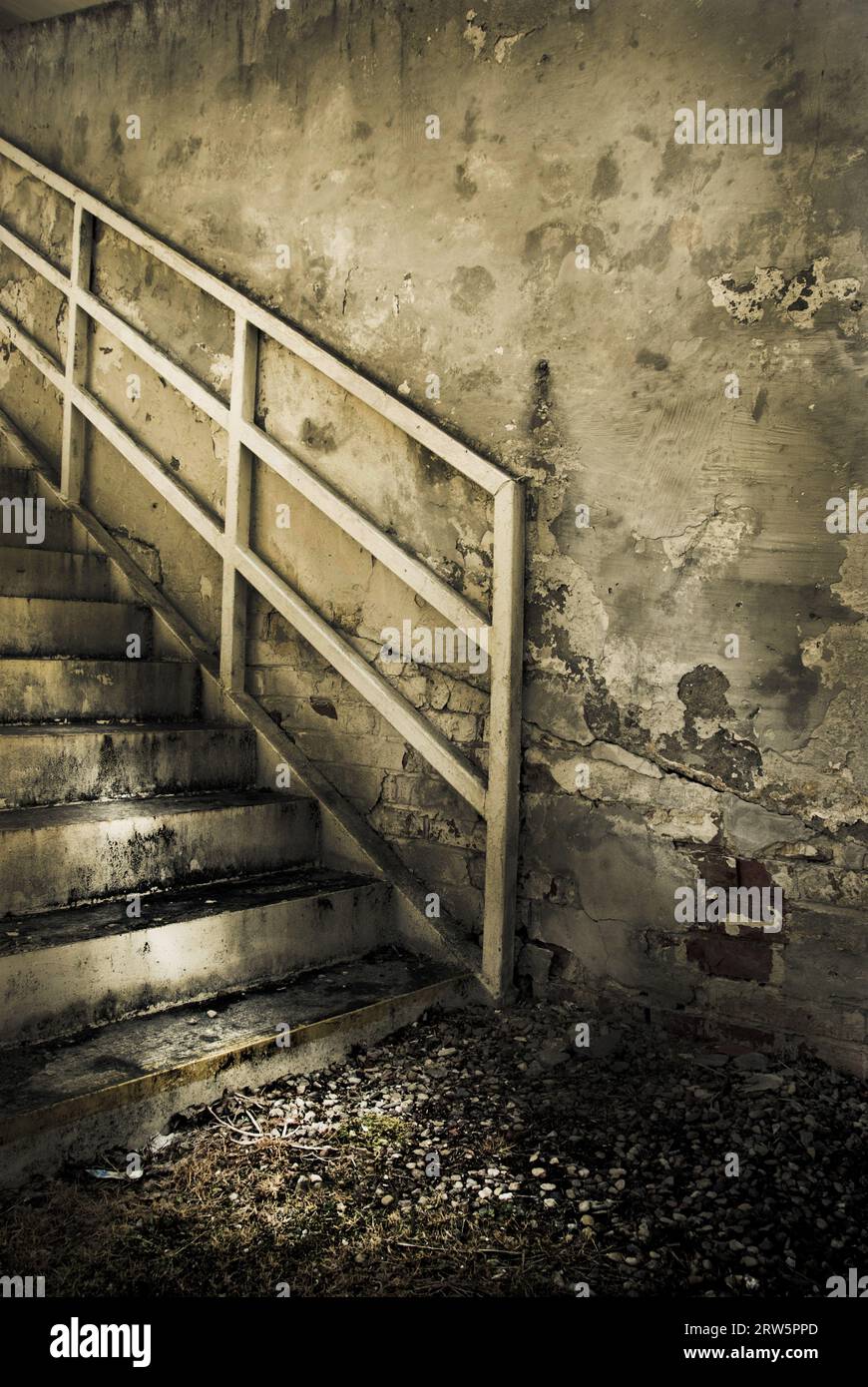marches d'un escalier abandonné Banque D'Images