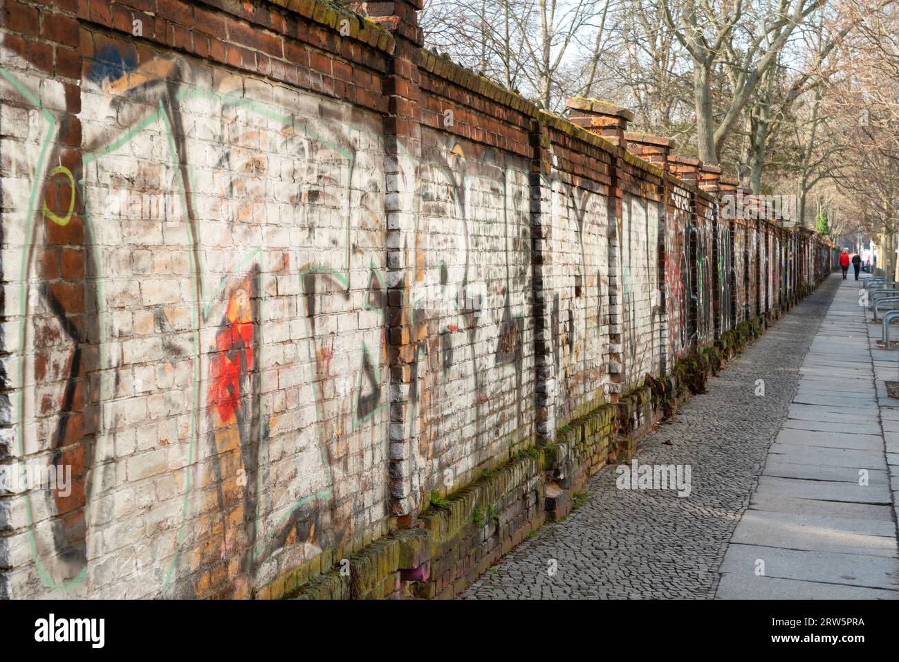 Une section du mur historique de Berlin recouverte de grafitti dans la ville de Berlin Banque D'Images