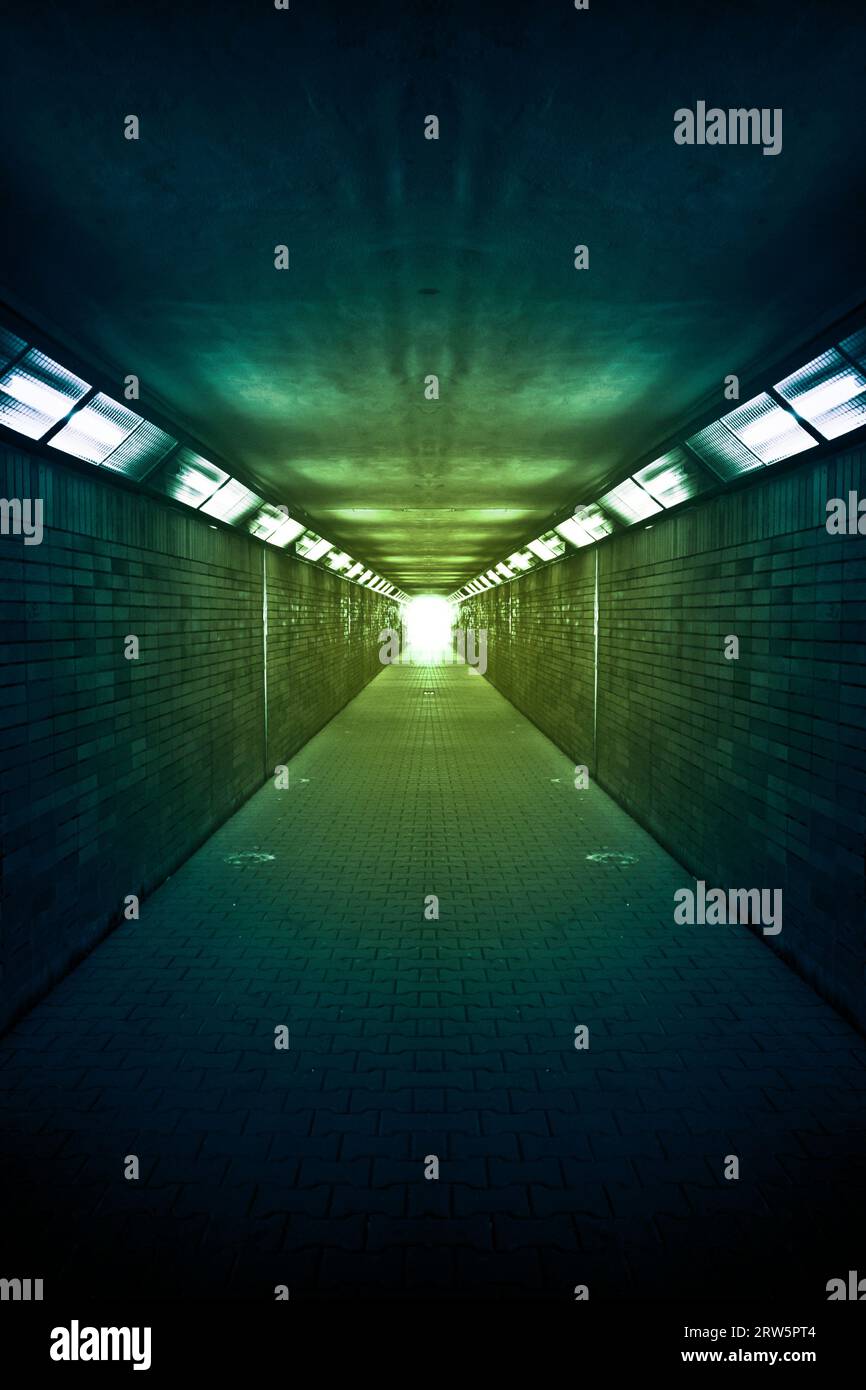 passage souterrain vide avec feux verts Banque D'Images