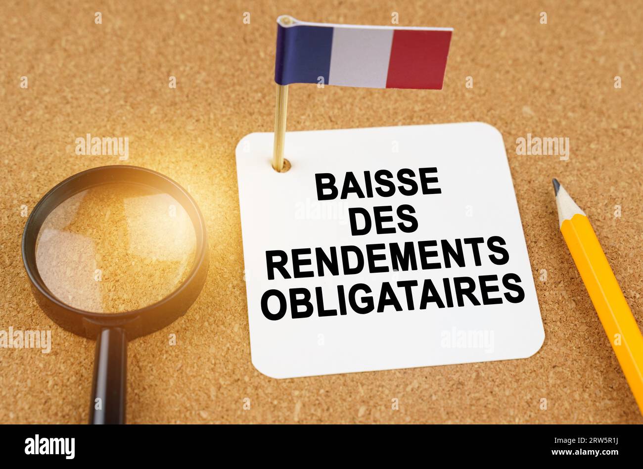 Concept d'économie et de finance. Sur la table se trouvent une loupe, un crayon, le drapeau de la France et une feuille de papier avec l'inscription - Falling bon Banque D'Images