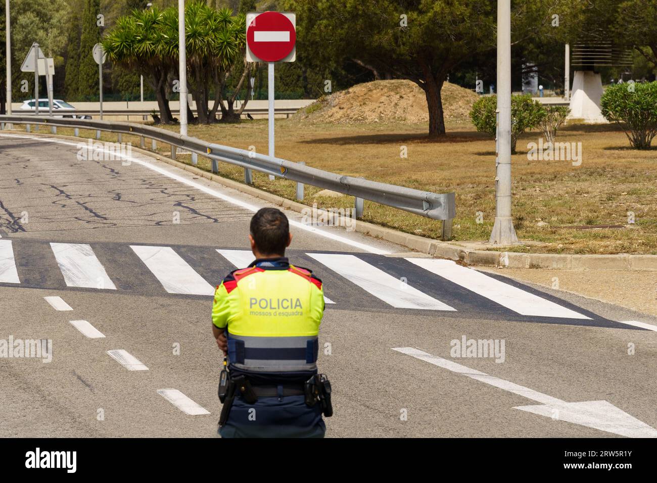 Almeria, Espagne - 26 mai 2023 : un policier espagnol se tient dans la rue, contrôle la circulation des voitures. Banque D'Images