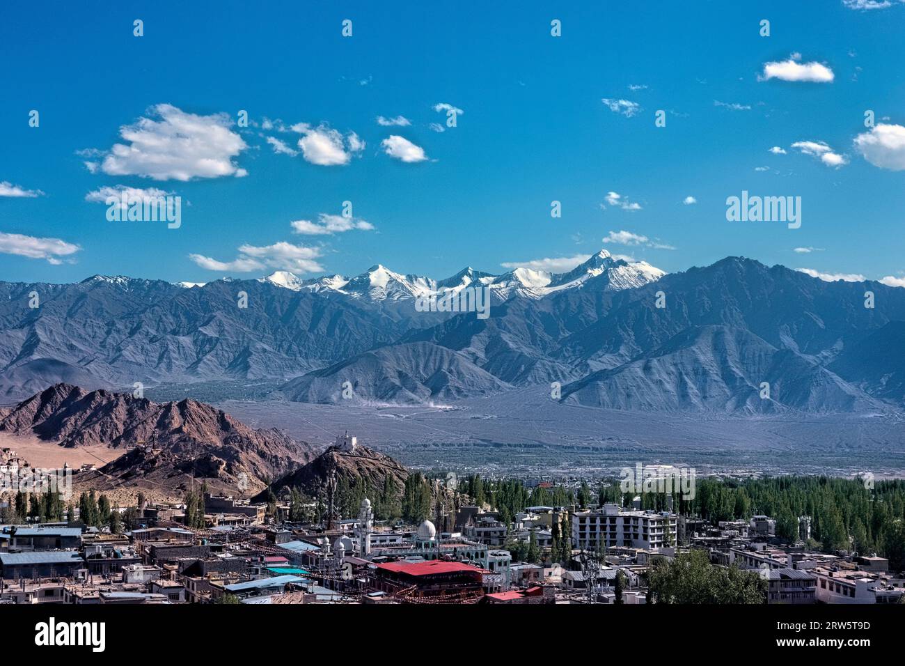 Vue sur la chaîne de Stok, Leh, et la vallée de l'Indus, Leh, Ladakh, Inde Banque D'Images