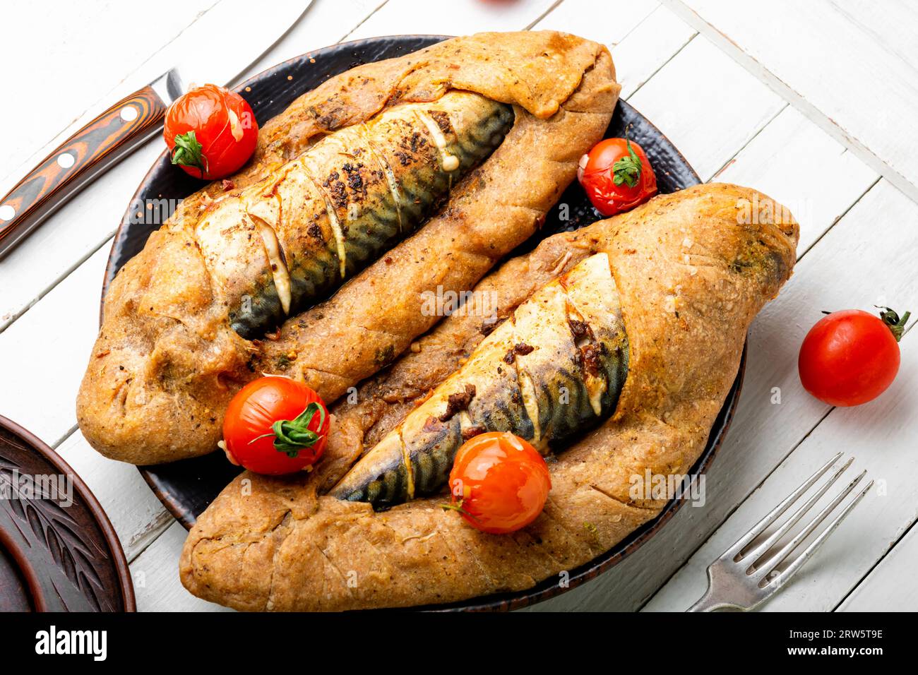 Délicieuse tarte au poisson avec maquereau.filets rôtis de poisson maquereau dans le pain. Banque D'Images