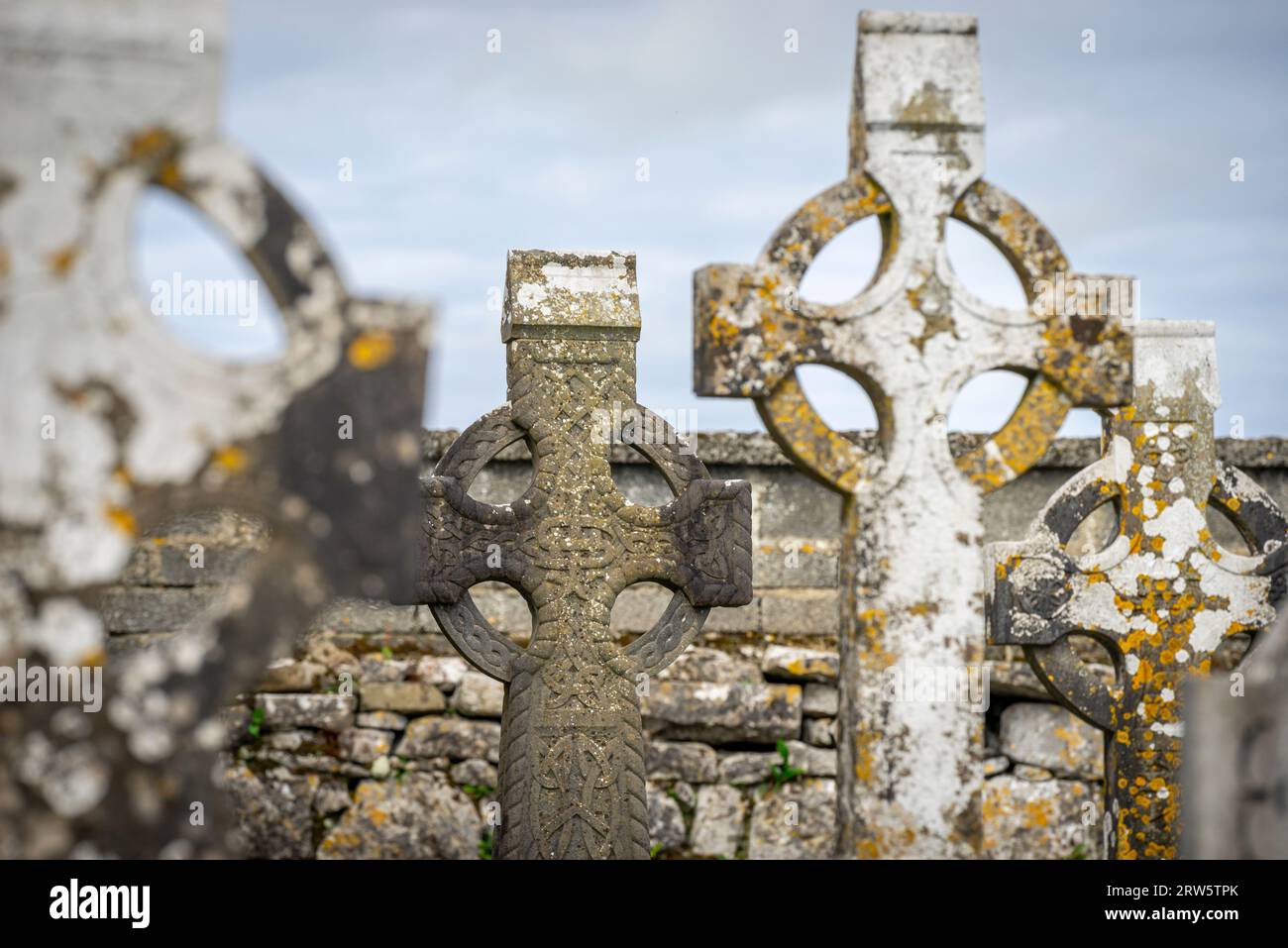 Croix celtiques dans le cimetière, Kilfenora Medieval Cathedral (Saint Fachtnanrsquo), The Burren, County Clare, Irlande, Royaume-Uni Banque D'Images