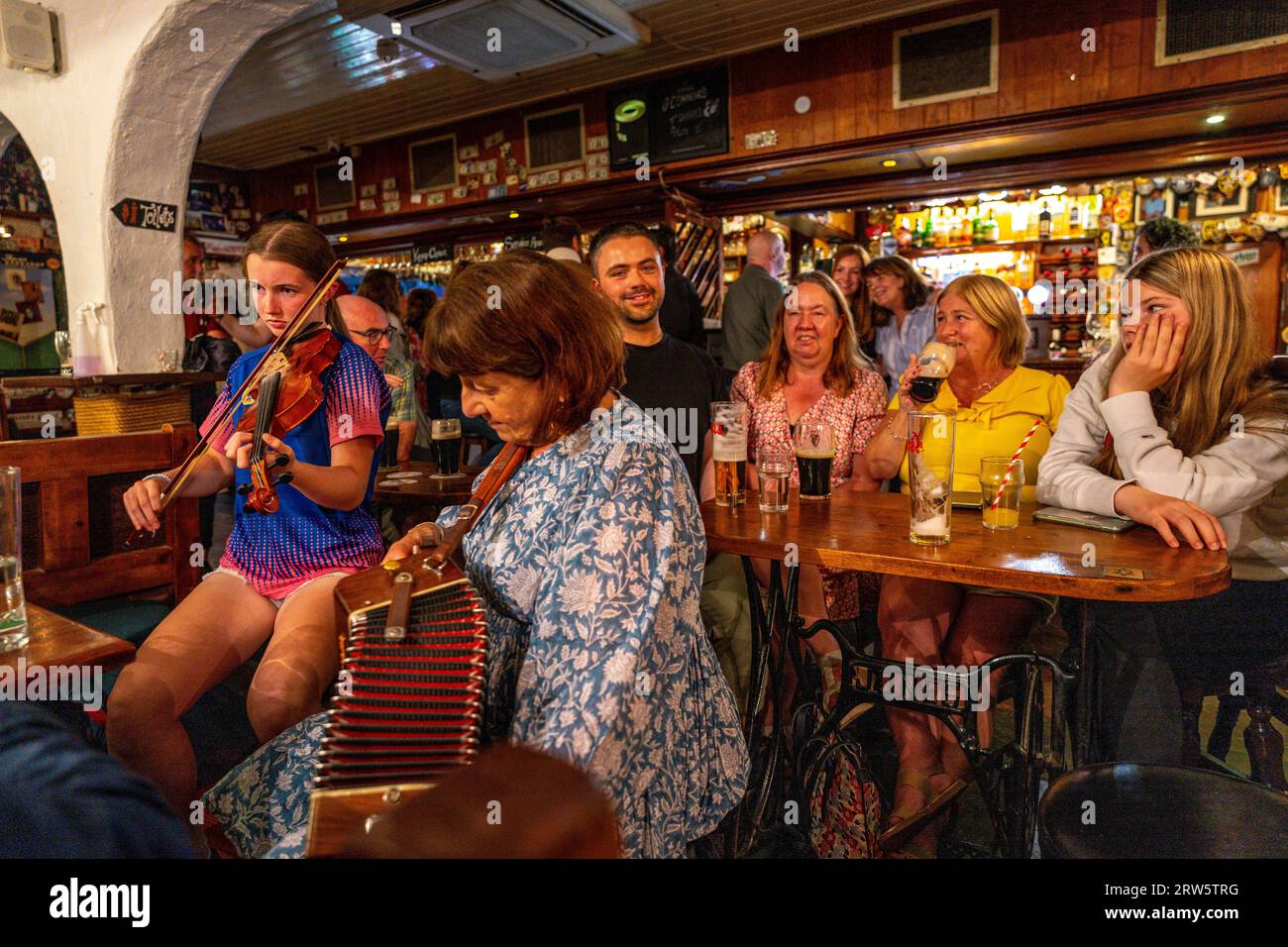 Groupe musical celtique dans un Pub, Doolin, County Clare, Irlande, Royaume-Uni Banque D'Images