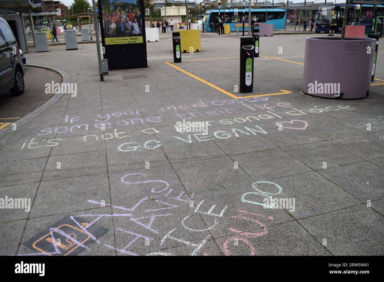 Slogans végétaliens crayés sur le trottoir devant la gare de Milton Keynes. Banque D'Images