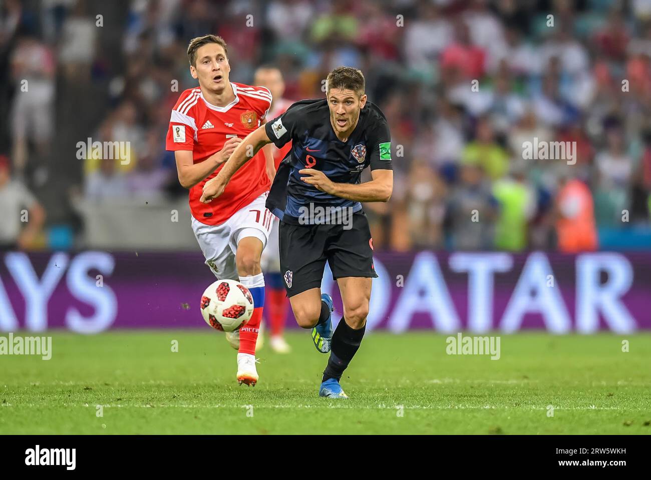 Sotchi, Russie – 7 juillet 2018. L'attaquant de l'équipe nationale de Croatie Andrej Kramaric et le milieu de terrain russe Daler Kuzyaev lors de la coupe du monde 2018 quart Banque D'Images