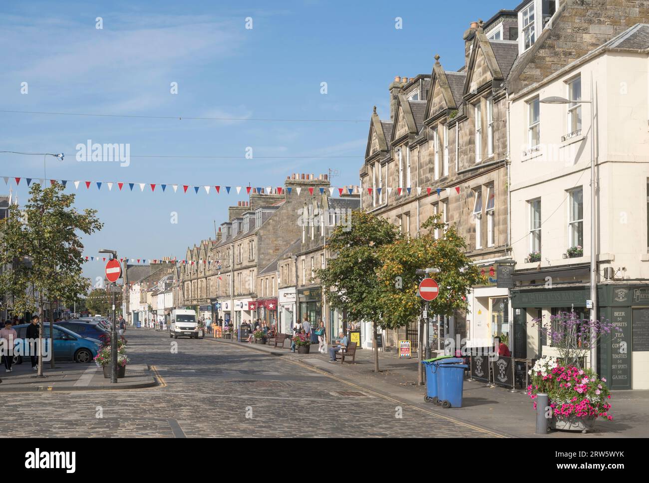 Market Street dans le centre-ville de St Andrews, Fife, Écosse, Royaume-Uni Banque D'Images