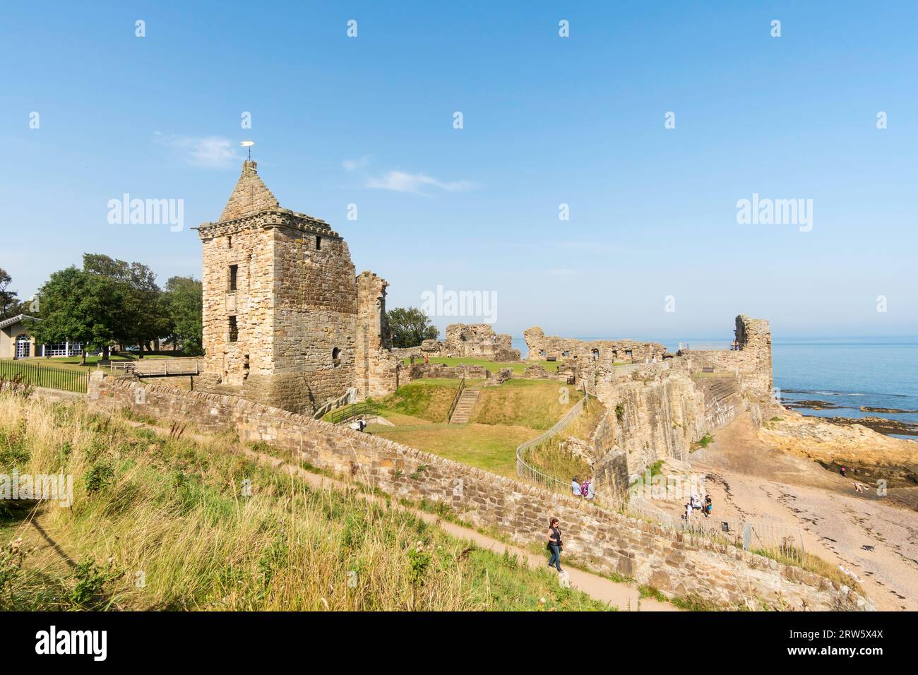 Visiteurs du château de St Andrews, Fife, Écosse, Royaume-Uni Banque D'Images