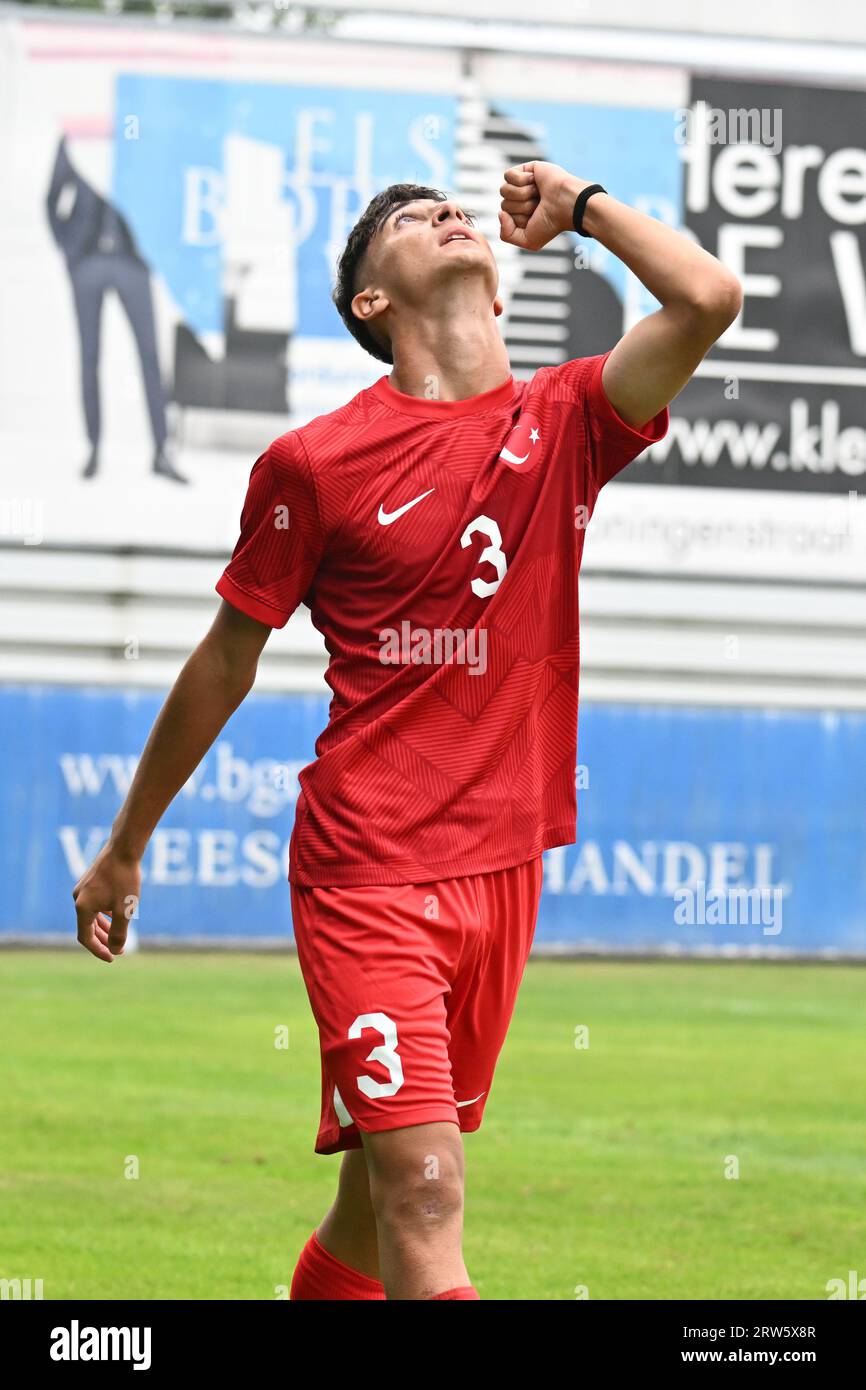 Sint Niklaas, Belgique. 17 septembre 2023. CAN Bartu Cigir de Turquie célébrant après avoir marqué le but 1-0 lors d'un match de football entre les équipes nationales U16 de Turquie et du Danemark lors d'un mini tournoi U16 le dimanche 17 septembre 2023 à Sint-Niklaas, Belgique. Crédit : Sportpix/Alamy Live News Banque D'Images