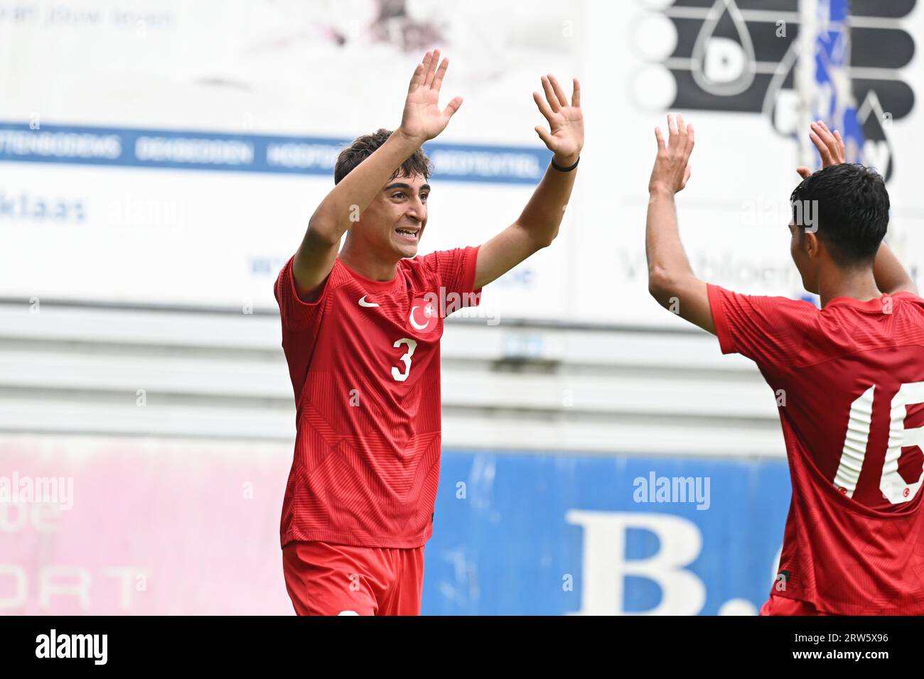 Sint Niklaas, Belgique. 17 septembre 2023. CAN Bartu Cigir de Turquie célébrant après avoir marqué le but 1-0 lors d'un match de football entre les équipes nationales U16 de Turquie et du Danemark lors d'un mini tournoi U16 le dimanche 17 septembre 2023 à Sint-Niklaas, Belgique. Crédit : Sportpix/Alamy Live News Banque D'Images