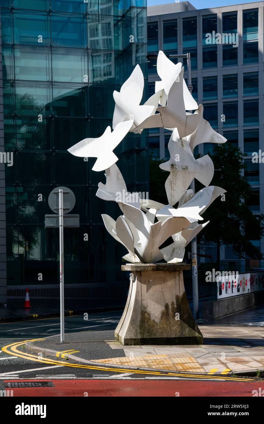 Statue de colombes de la paix conçue par Michael Lyons, Quay Street, Manchester, Angleterre Banque D'Images