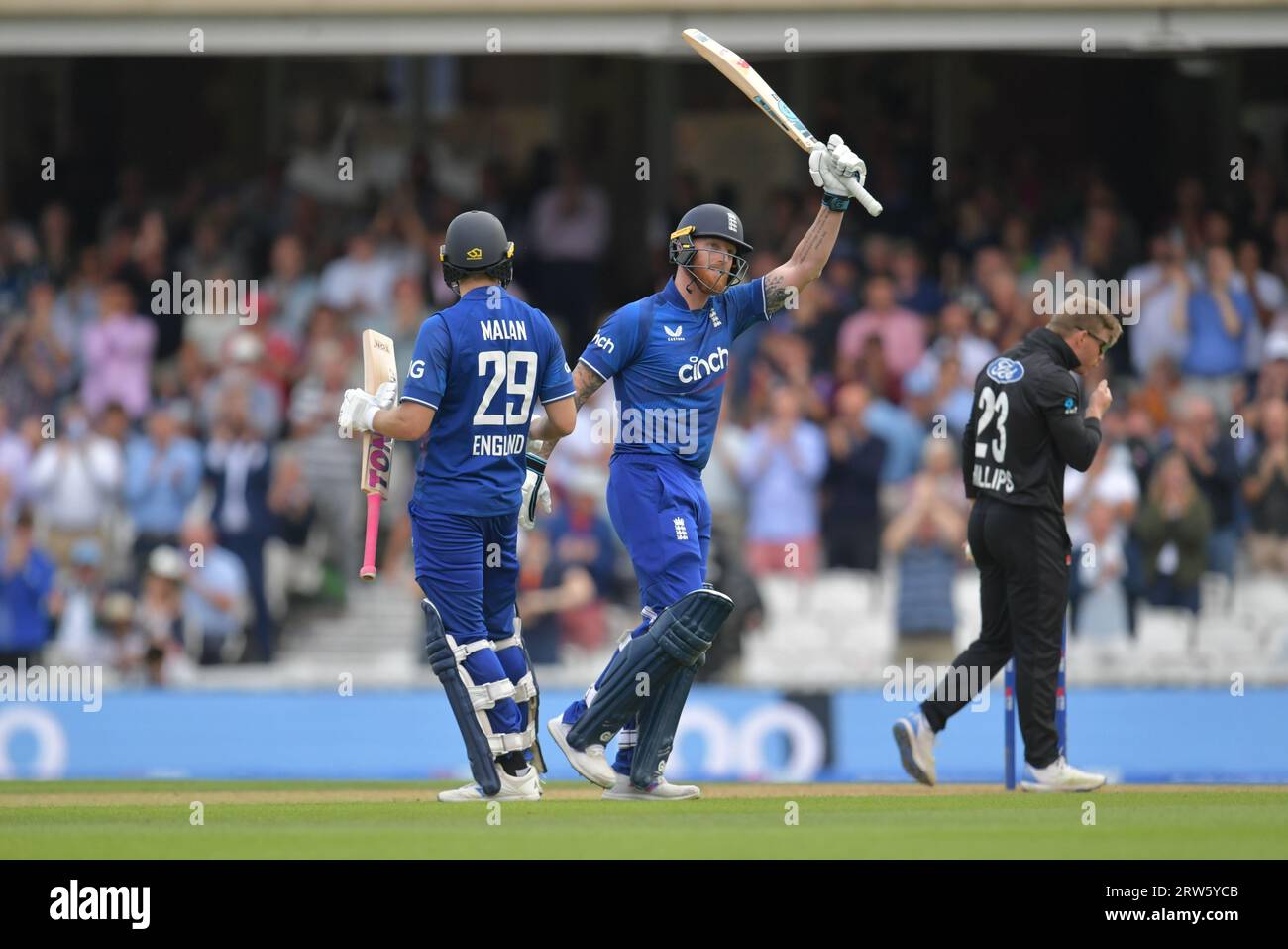 Londres, Angleterre - septembre 13 2023. Ben Stokes d'Angleterre célèbre un siècle contre la Nouvelle-Zélande dans le 3e Metro Bank One Day International Banque D'Images