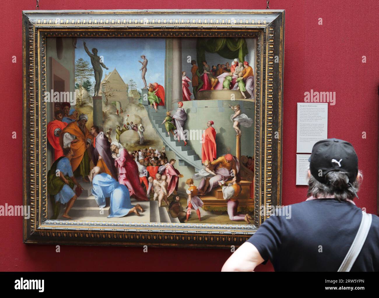 Visiteur étudiant la peinture Joseph avec Jacob en Egypte du peintre italien de la Renaissance Pontormo à la National Gallery, Londres, Royaume-Uni Banque D'Images