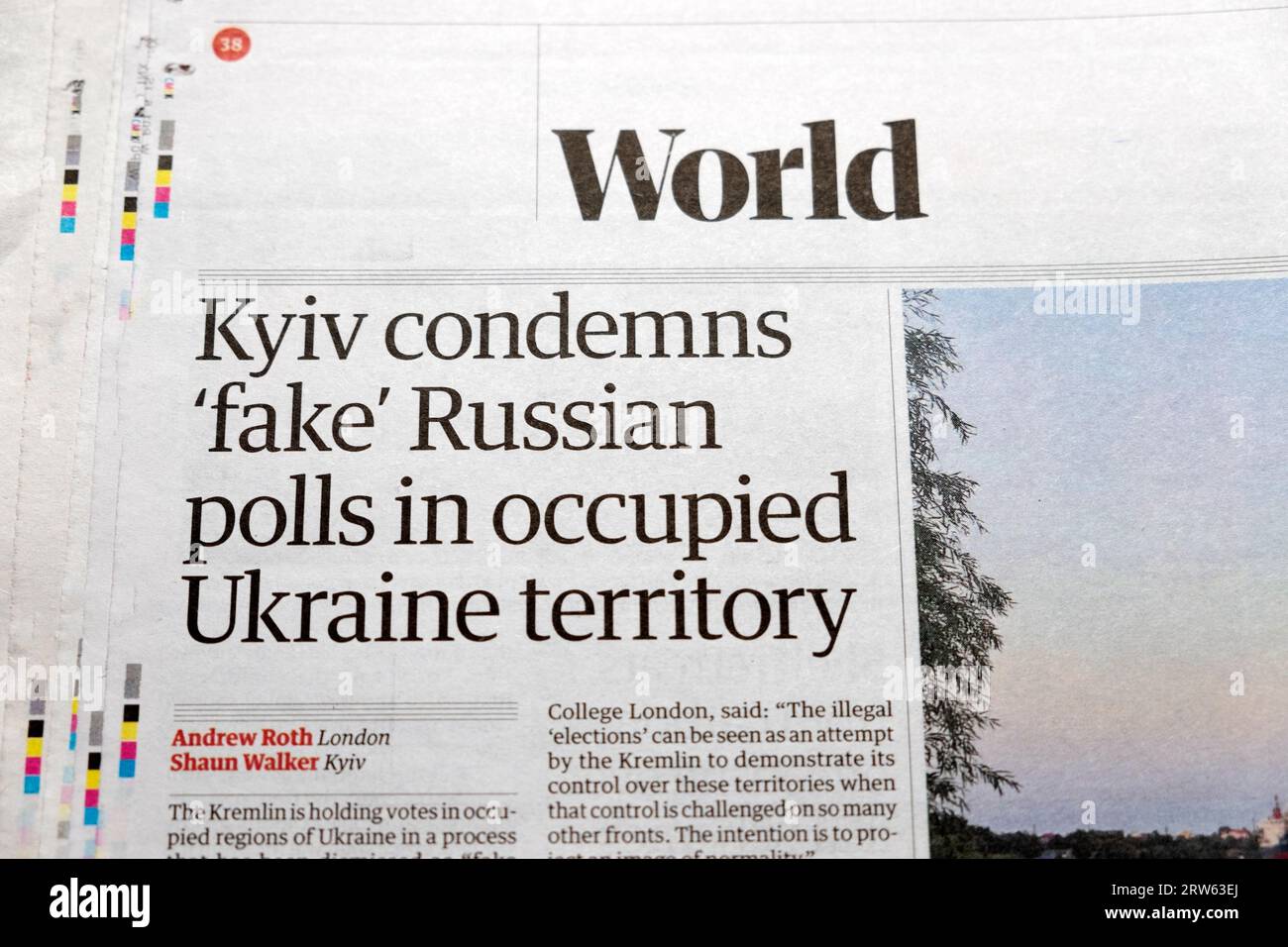 'Kiev condamne les 'faux' sondages russes dans le territoire occupé de l'Ukraine' le journal Guardian titre faux article sur les élections 9 septembre 2023 Londres Royaume-Uni Banque D'Images