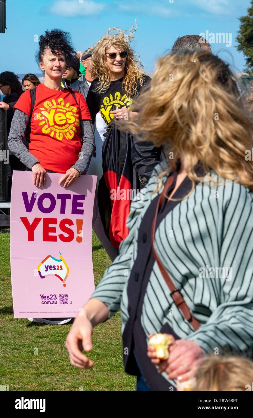 Le vote Oui référendum rassemblement à Hobart, Nipaluna, Tasmanie dimanche 17 septembre 2023. En plus des promenades à travers le pays, des milliers de personnes marchant à Hobart en faveur du Yes votent pour la reconnaissance des Australiens autochtones dans la constitution australienne et une voix au Parlement. Le référendum sera mis aux voix le 14 octobre 2023. Banque D'Images