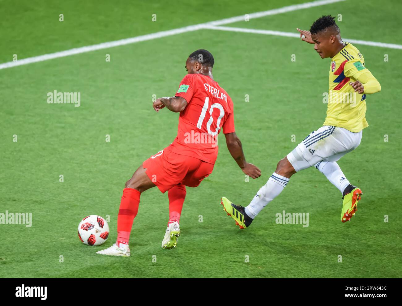 Moscou, Russie – 3 juillet 2018. L'ailier de l'équipe nationale de football d'Angleterre Raheem Sterlin et le milieu de terrain colombien Wilmar Barrios lors de la coupe du monde 2018 ronde Banque D'Images