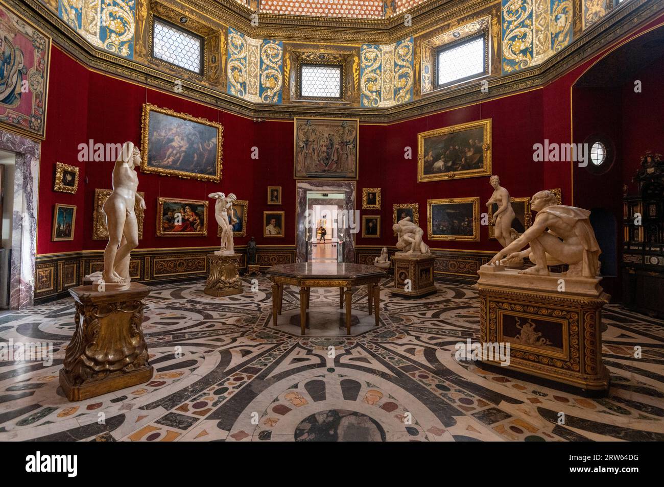 Restauro della Tribuna. Une sélection de personnages en marbre exposés dans le Restauro della Tribuna (restauration de la Tribune), une salle octogonale du Banque D'Images