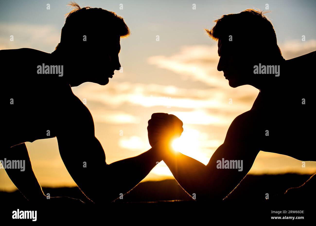 Deux hommes bras de fer. Rivalité, vs, défi, lutte à main. Rivalité, gros plan sur le bras de fer masculin. Des hommes mesurant des forces, des armes Banque D'Images