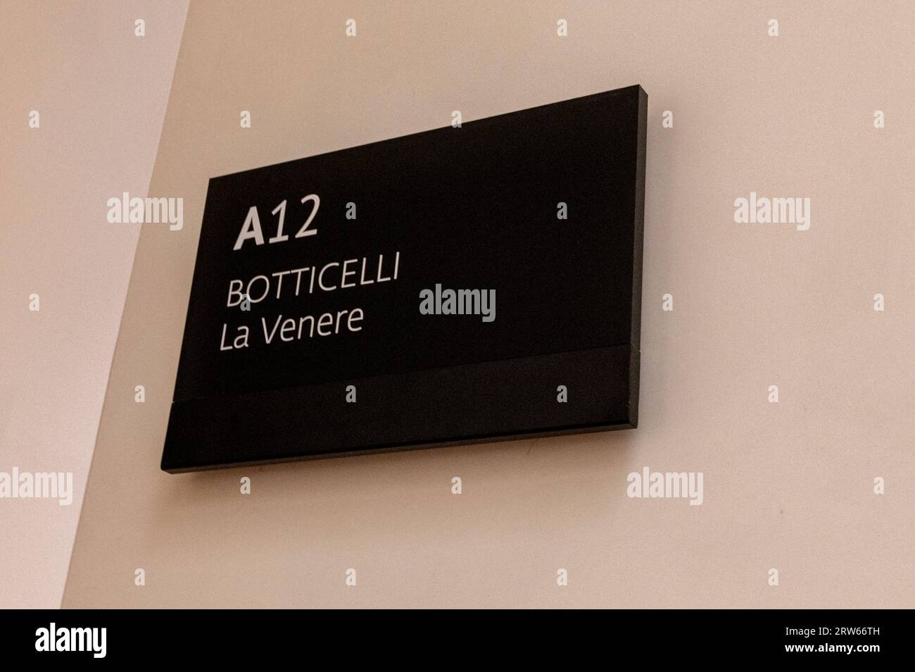 Une plaque murale à l'intention des visiteurs pour voir les œuvres d'art de Botticelli dans le Hall A12 de la galerie d'art Uffizi à Florence, dans la région toscane d'ITRA Banque D'Images