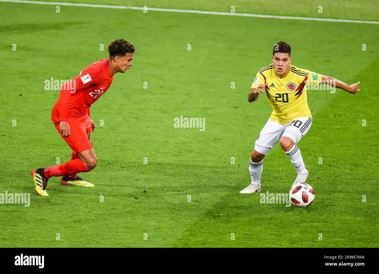 Moscou, Russie – 3 juillet 2018. Le milieu de terrain colombien Juan Quintero contre le milieu de terrain de l'équipe nationale de football d'Angleterre Dele Alli lors de la coupe du monde 2018 Rou Banque D'Images