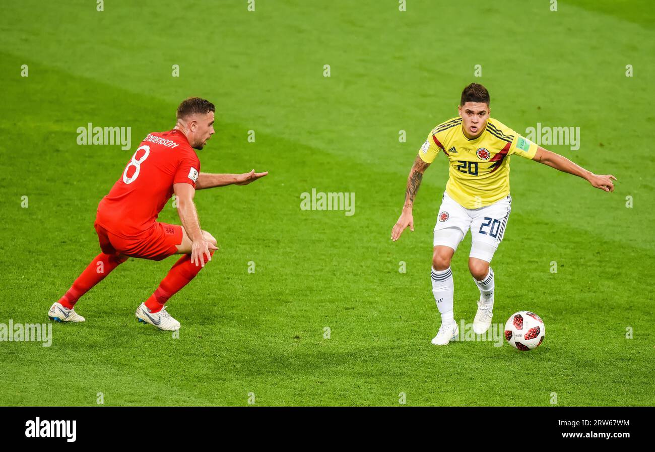 Moscou, Russie – 3 juillet 2018. Le milieu de terrain de l'équipe nationale de football d'Angleterre Jordan Henderson contre le joueur colombien Juan Quintero lors de la coupe du monde 2018 Banque D'Images