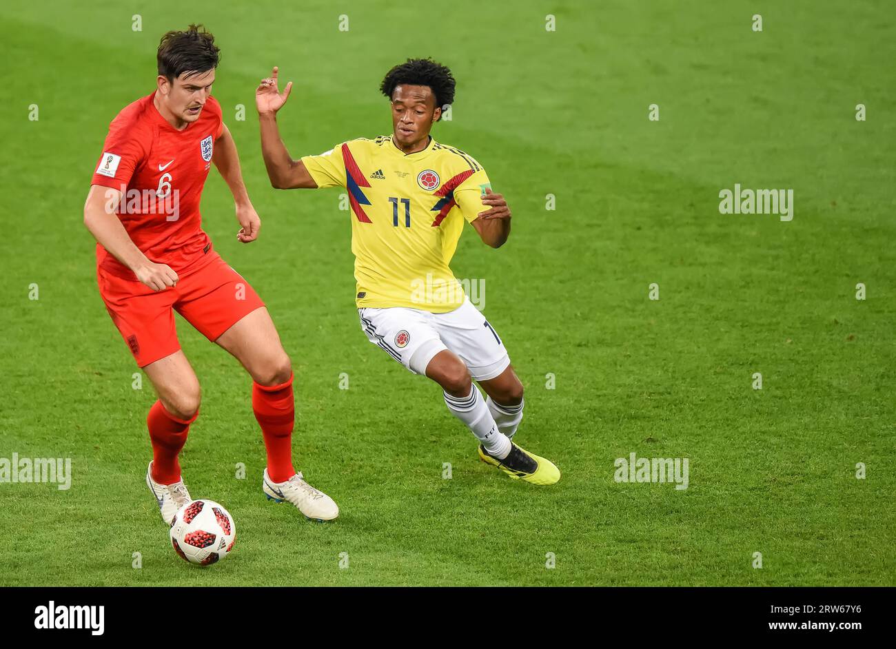 Moscou, Russie – 3 juillet 2018. Le centre-back de l'équipe nationale d'Angleterre de football Harry Maguire et l'ailier colombien Juan Cuadrado lors de la coupe du monde 2018 ronde Banque D'Images