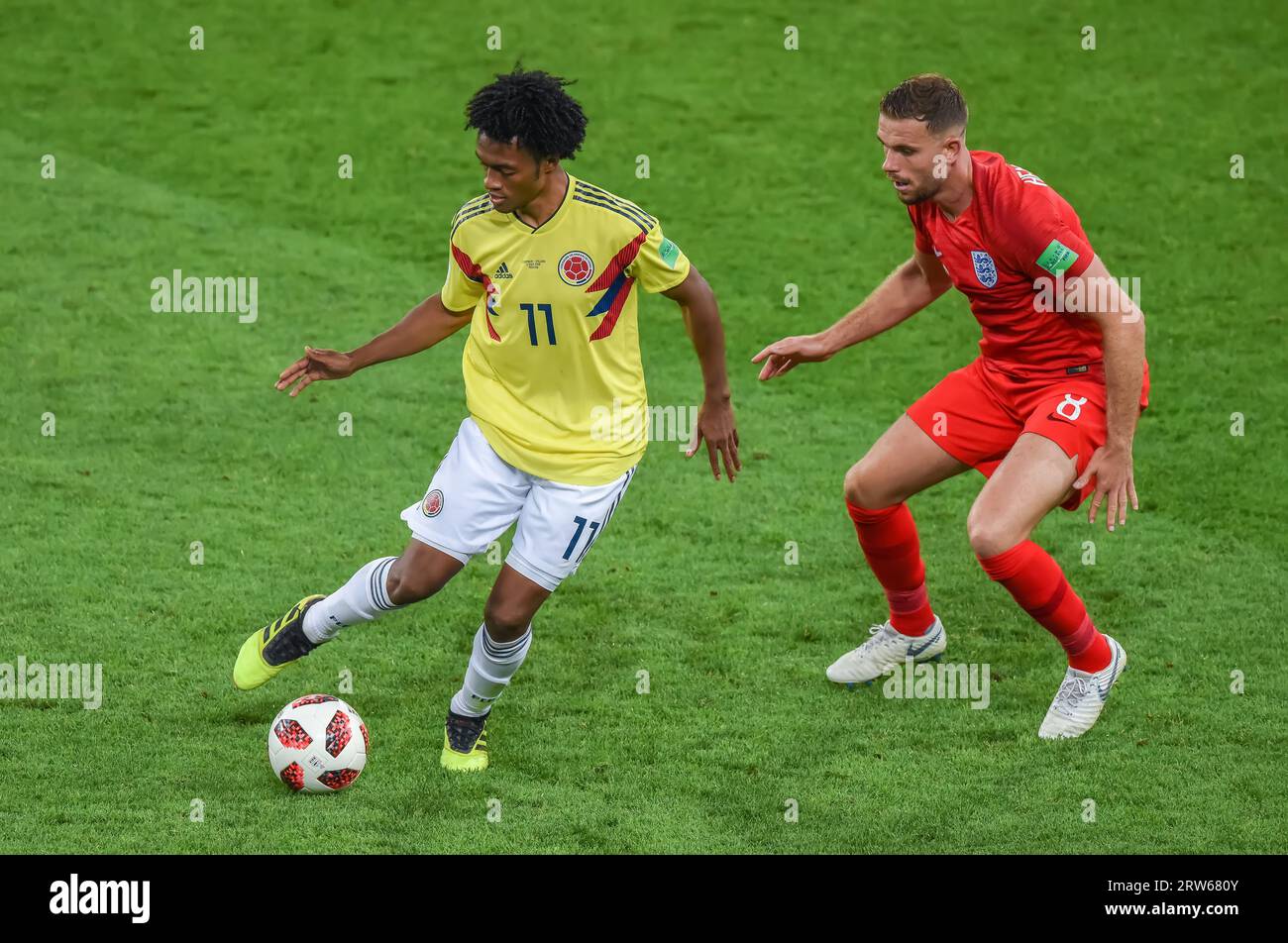 Moscou, Russie – 3 juillet 2018. Le milieu de terrain de l'équipe nationale de Colombie Juan Cuadrado et le milieu de terrain d'Angleterre Jordan Henderson lors de la coupe du monde 2018 Banque D'Images