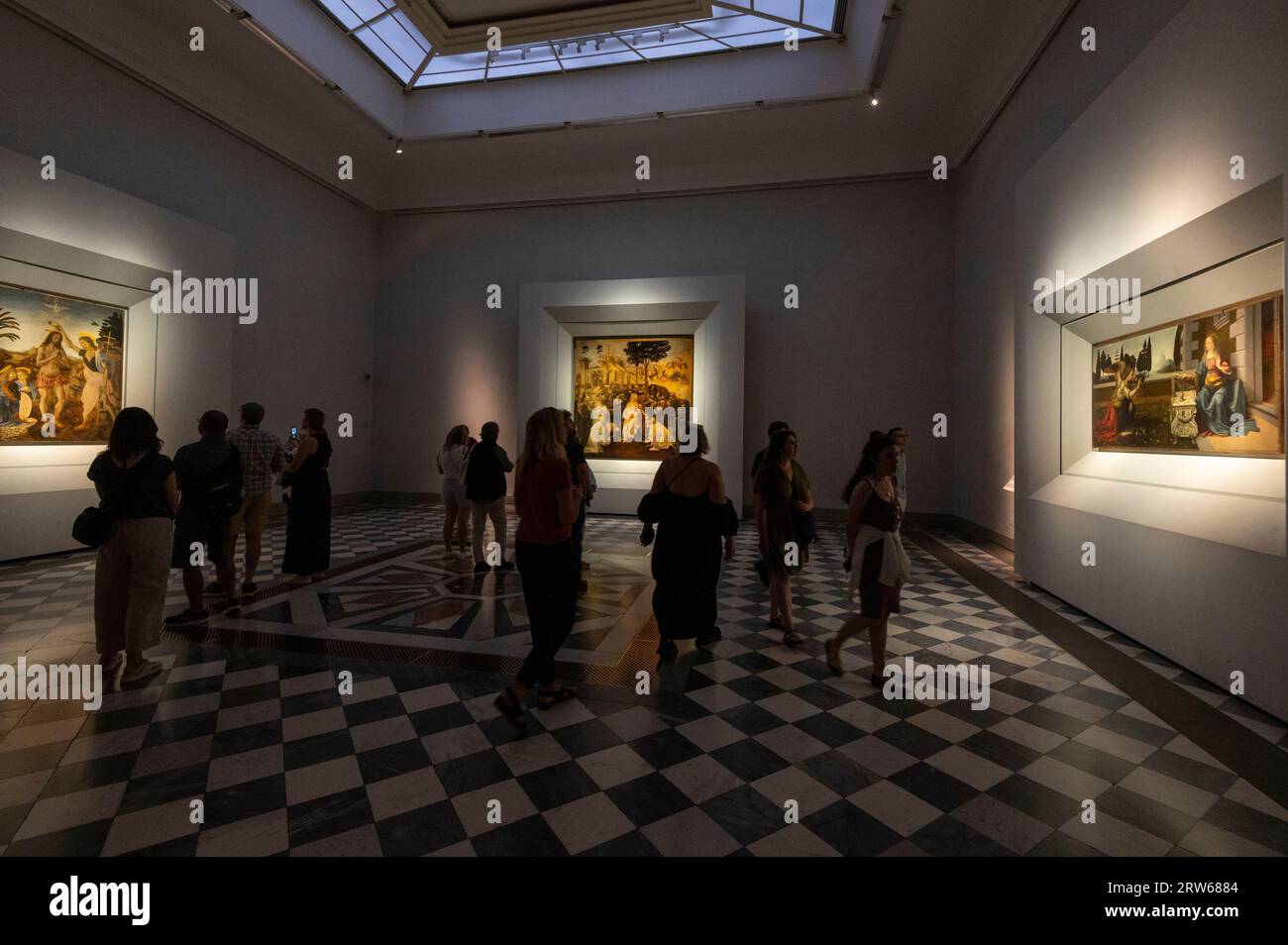 Dans la nouvelle salle Léonard de Vinci ouverte en 2018, trois peintures de la Renaissance italienne sont exposées à la Galerie des Offices à Florence en Toscane Banque D'Images