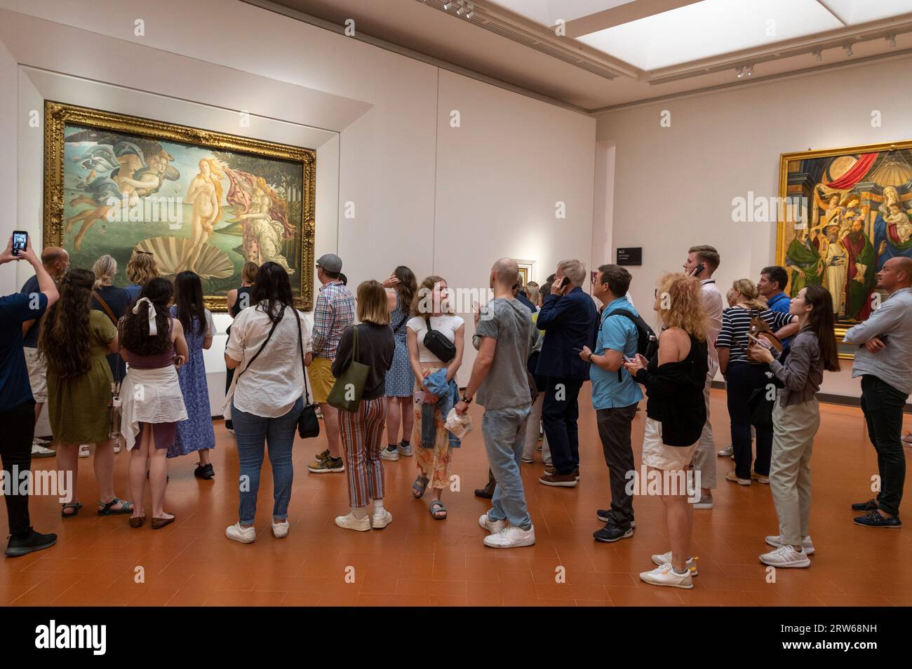 L'une des attractions artistiques les plus importantes de la galerie d'art des Offices est la naissance de Vénus, montrant la déesse, Vénus, debout sur une coquille Saint-Jacques géante. Le Banque D'Images