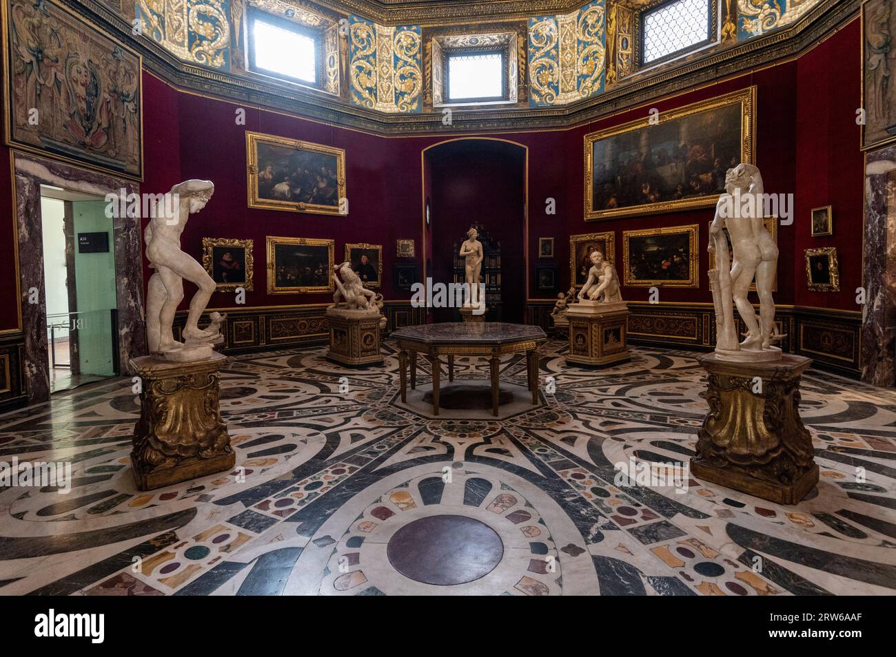 Restauro della Tribuna Une sélection de personnages en marbre exposés dans le Restauro della Tribuna (Restauration de la Tribune), une salle octogonale conçue Banque D'Images