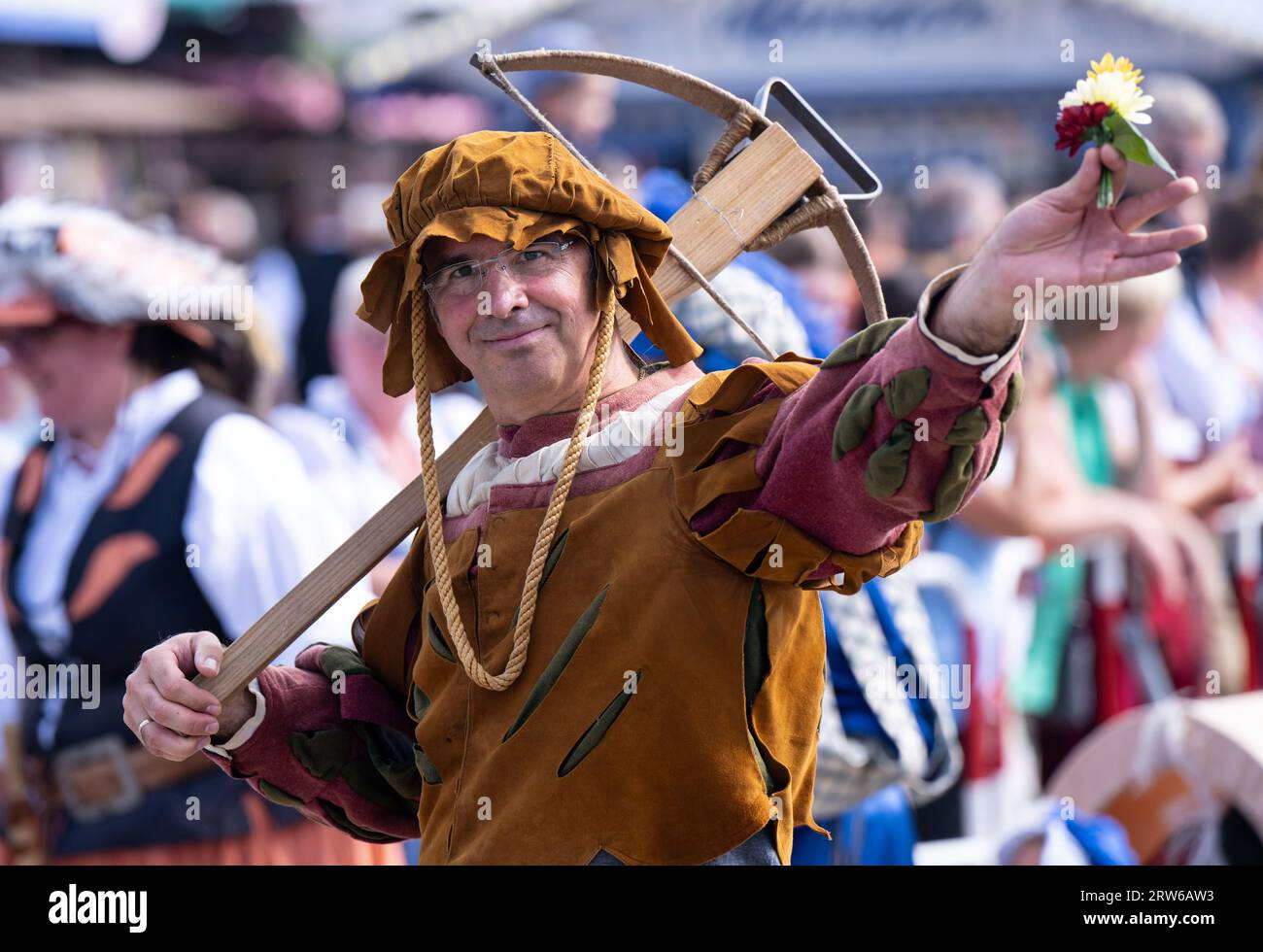 Munich, Allemagne. 17 septembre 2023. Les participants du Trachten- und Schützenzug marchent sur le terrain du festival. La 188e Wiesn aura lieu cette année du 16.09.- 03.10.2023. Crédit : Sven Hoppe/dpa/Alamy Live News Banque D'Images