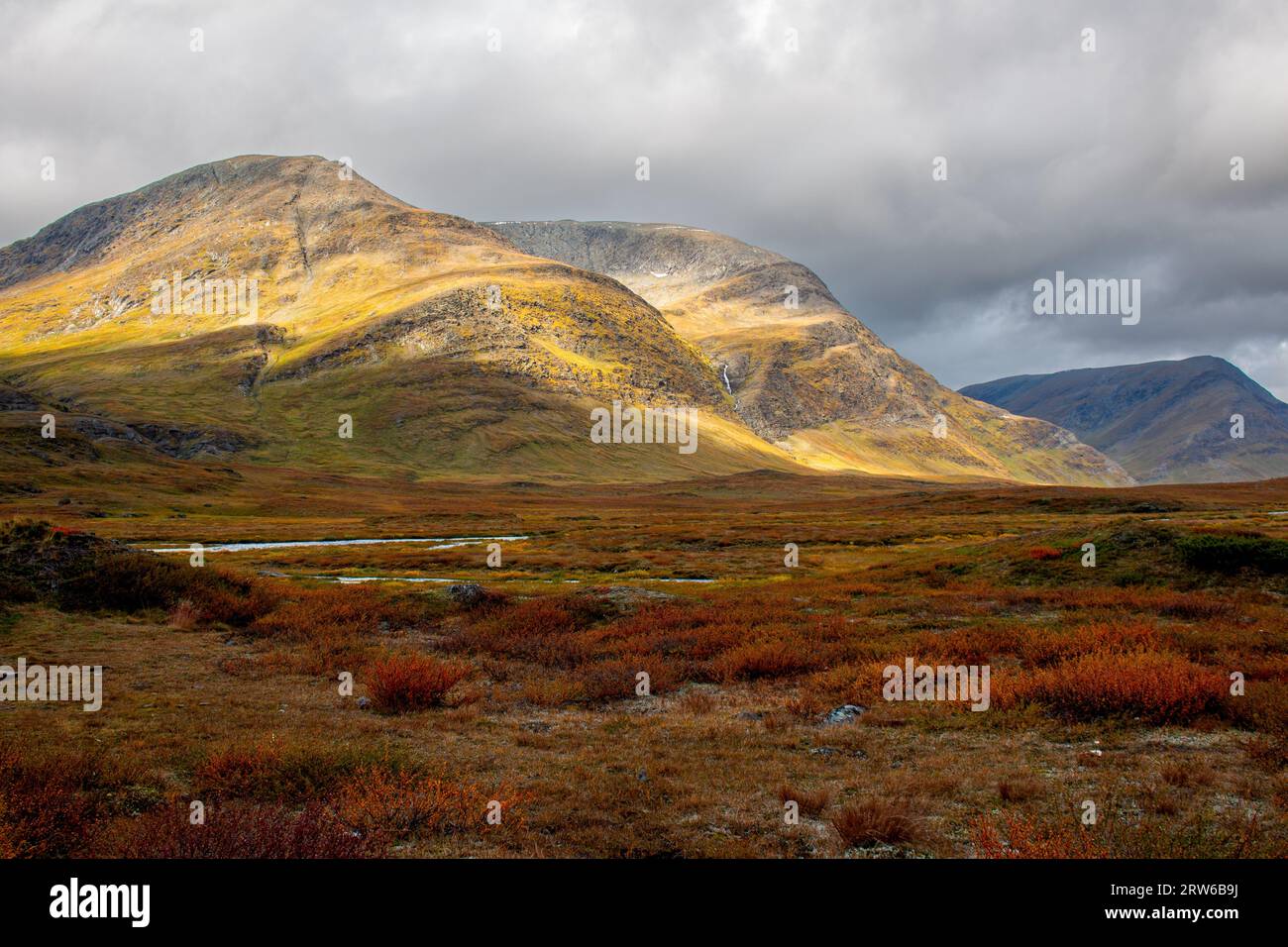 Montagnes autour de Salka Mountain Hut sur le sentier de randonnée de Kungsleden en septembre, Laponie, Suède Banque D'Images