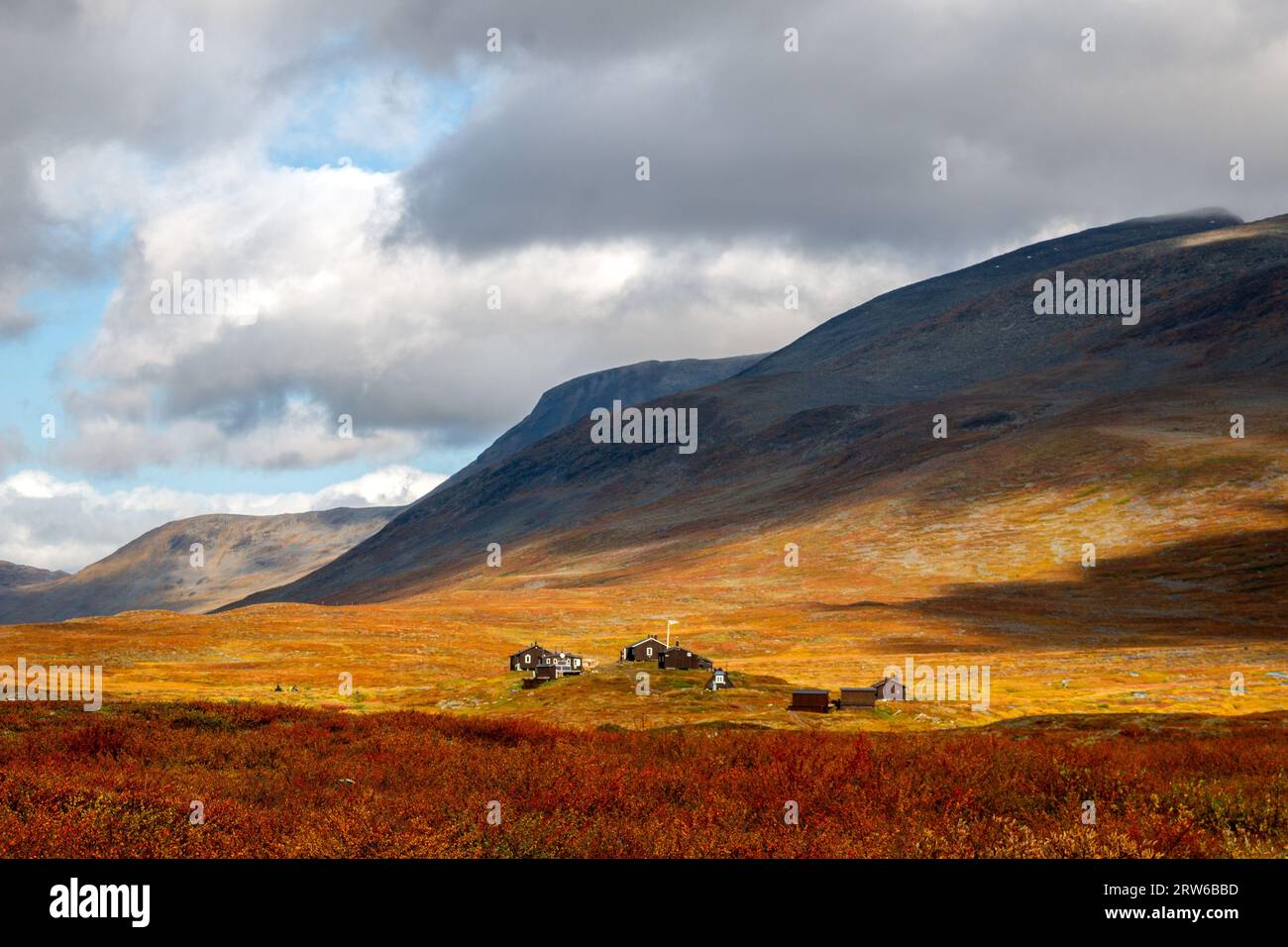 Salka Mountain Hut sur le sentier de randonnée de Kungsleden en Laponie en automne, Suède Banque D'Images