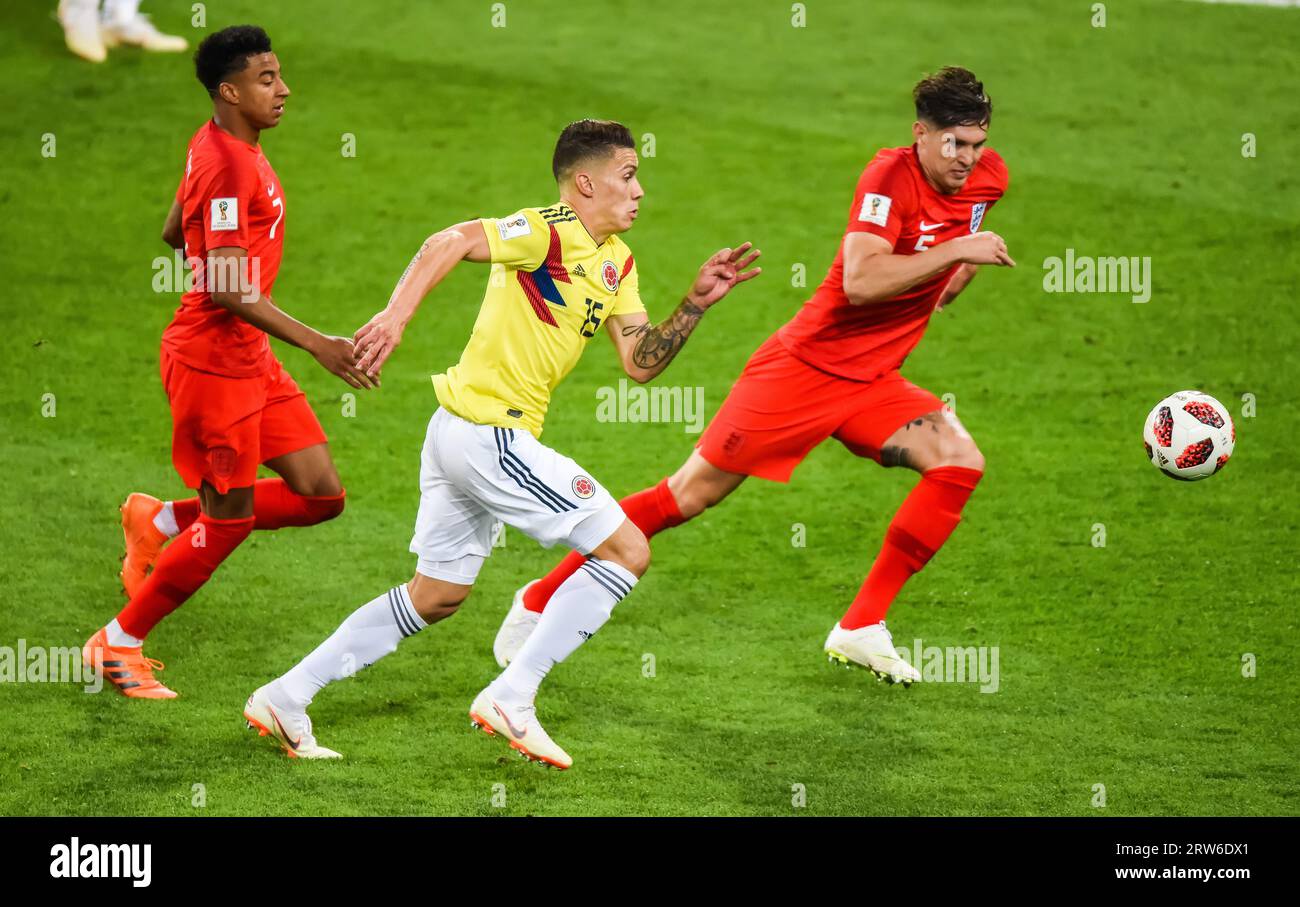 Moscou, Russie – 3 juillet 2018. Le milieu de terrain de l'équipe nationale de football de Colombie Mateus Uribe contre les joueurs d'Angleterre Jesse Lingard et John Stones pendant WO Banque D'Images