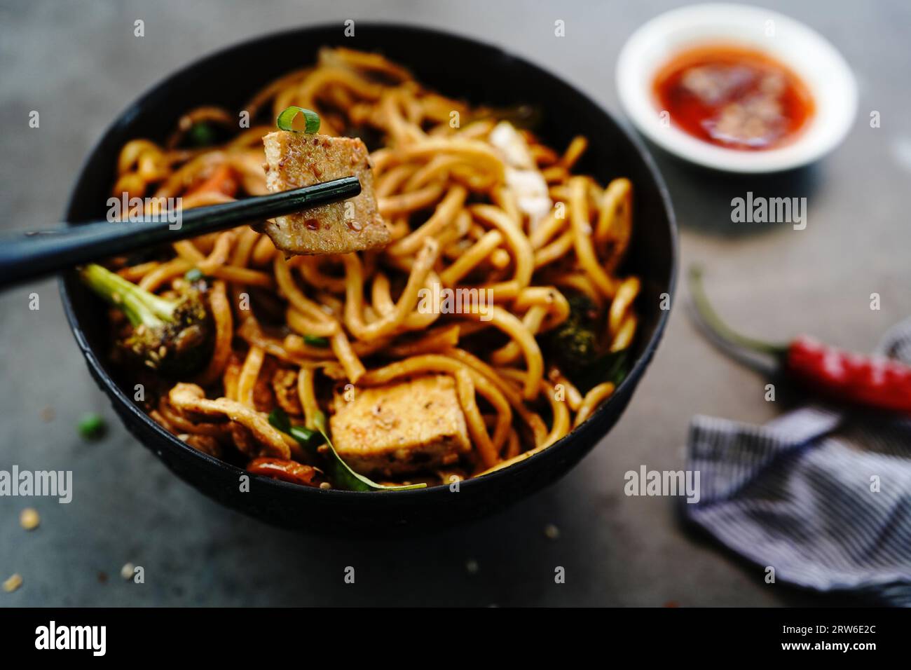 Nouilles de Lomein asiatiques sautées maison avec poulet et légumes Banque D'Images