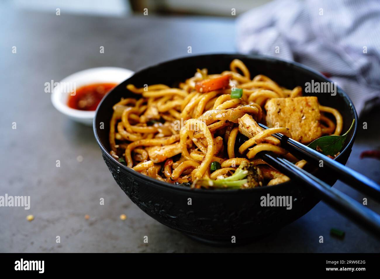 Nouilles de Lomein asiatiques sautées maison avec poulet et légumes Banque D'Images