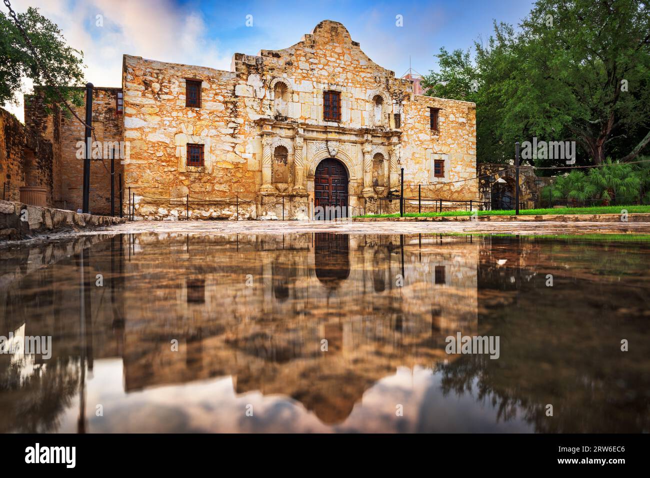 L'Alamo à San Antonio, Texas, USA avec des reflets de flaques d'eau. Banque D'Images