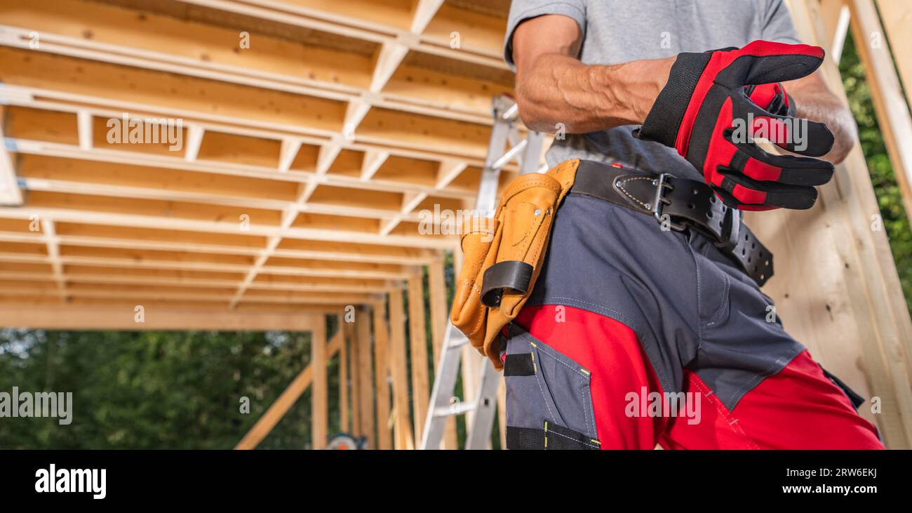 Entrepreneur en construction portant des gants de protection professionnels. Thème industriel. Banque D'Images