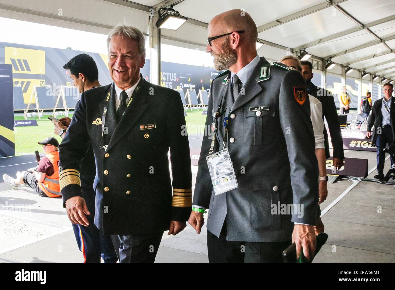 Düsseldorf, Allemagne. 16 septembre 2023. Peter Tauber, député et ancien secrétaire parlementaire du ministère allemand de la Défense, avec le vice-amiral Dr Daum. L'équipe allemande de tir à l'arc composée de Jens Niemeyer, Kevin Koitka et Tom Grunwald remporte les finales de tir à l'arc 278 à 274 le dernier jour des Jeux Invictus 2023 Düsseldorf. Crédit : Imageplotter/Alamy Live News Banque D'Images