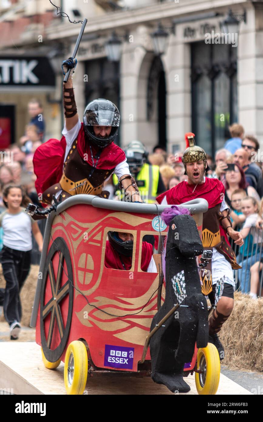 High Street, Colchester, Essex, Royaume-Uni. 17 septembre 2023. La ville historique de Colchester accueille son premier rallye de soapbox, avec environ 50 participants. Les karts sont lancés sur une rampe pour leur donner la vitesse nécessaire pour attaquer le parcours sur la High Street qui comprend divers obstacles avant que les pilotes atteignent la ligne d'arrivée. Équipe de chars romains, en référence à l'histoire romaine de Colchester Banque D'Images