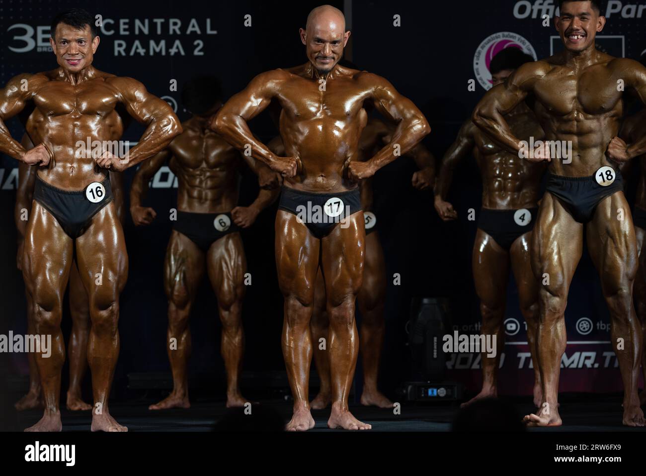 Bangkok, Thaïlande. 16 septembre 2023. L'athlète de culturisme masculin pose sur scène lors des Championnats thaïlandais de muscle et de physique 2023 le 16 septembre 2023. Au Central Rama 2 Department Store, Bangkok, Thaïlande. (Photo Teera Noisakran/Pacific Press/Sipa USA) crédit : SIPA US/Alamy Live News Banque D'Images