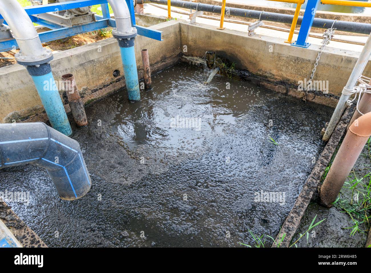 bassin d'eaux usées dans les installations industrielles. science de l'environnement et concept de réutilisation des eaux usées Banque D'Images