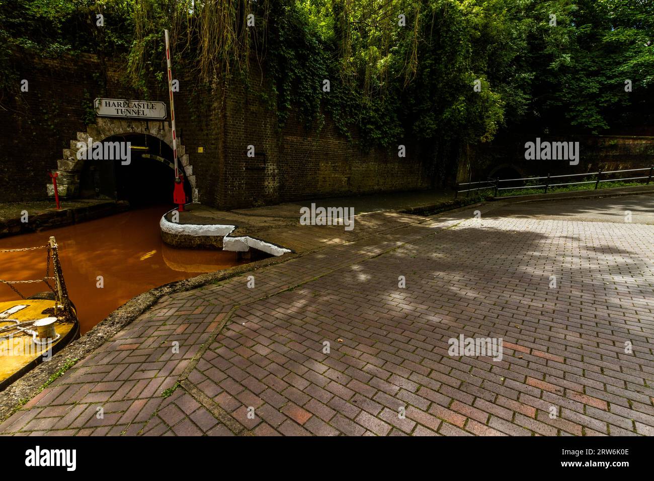 Le canal Trent et Mersey et l'entrée nord des deux tunnels Harecastle, Kidsgrove, Newcastle-under-Lyme. L'eau est orange car si argile depo Banque D'Images