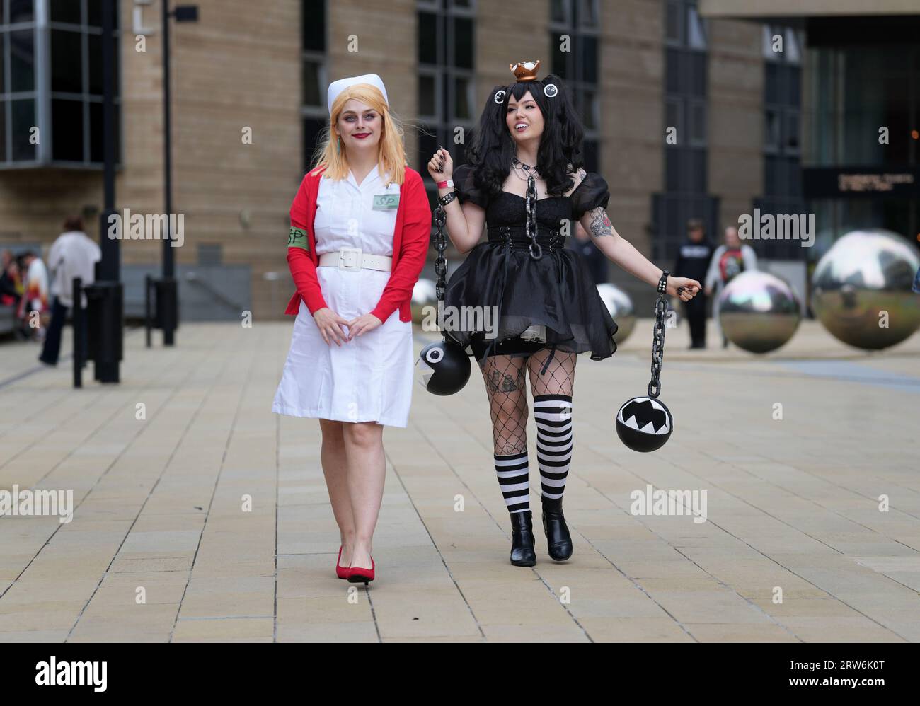 Alison Mitchell dans le rôle de Lisa Garland de Silent Hill (à gauche